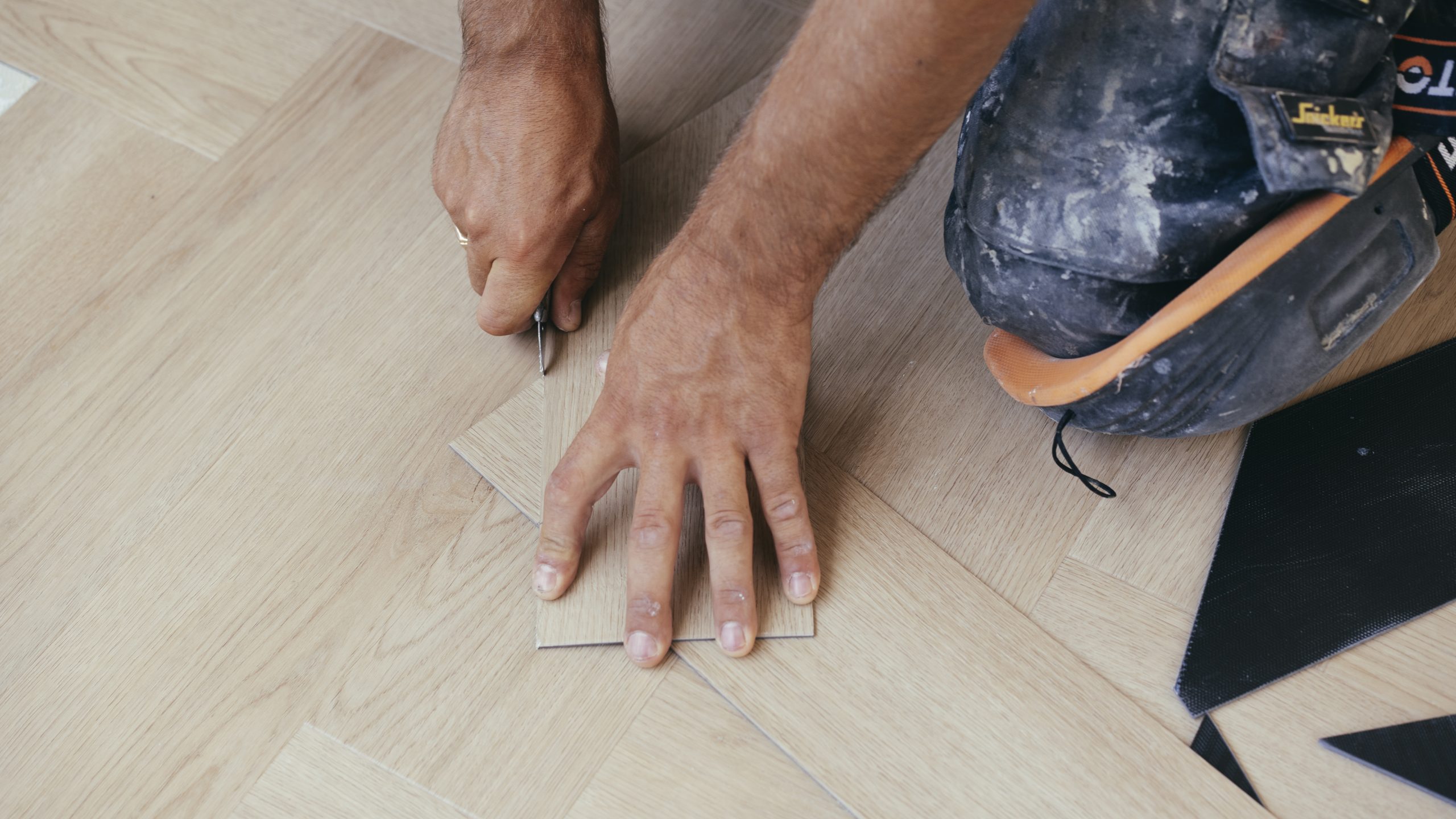 Vakman legt PVC vloer met visgraatpatroon in Friesland